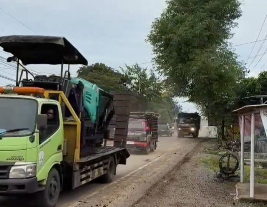 Aktivitas Truk Proyek Pembangunan Sekolah Rakyat Dikeluhkan Warga Muncar, Sonny T. Danaparamita Soroti Dampak Debu