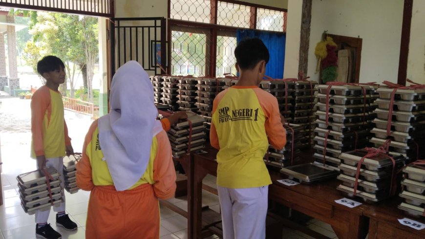 Tak Sekadar Makan Bergizi, MBG di SMPN Pujer Latih Siswa Sabar dan Tertib