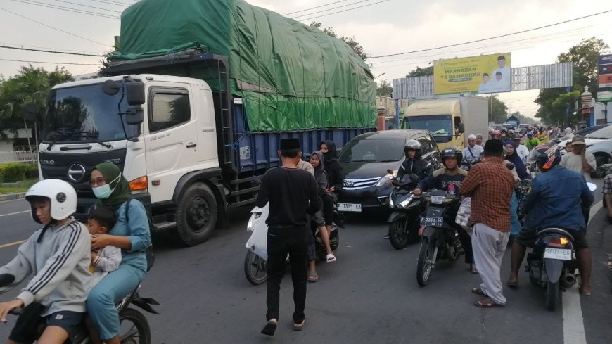 Alumni Nurul Jadid Situbondo Bagikan 5.000 Takjil kepada Pengendara Pantura