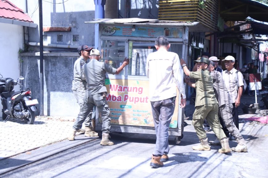 Operasi Indonesia Asri Sasar Jalan Protokol Jember, 100 Personel Gabungan Tertibkan Trotoar dan Bahu Jalan