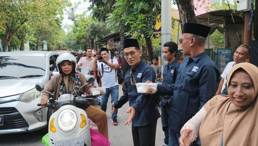 Aksi Difabel dan IJTI Lamongan Bagi Takjil Ramadan Tuai Simpati Pengendara Jalan