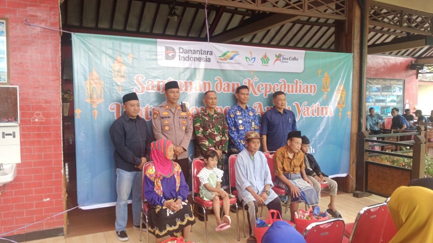 Digendong Demi Santunan, Kisah Haru Jompo Sempol Terima Bantuan PTPN