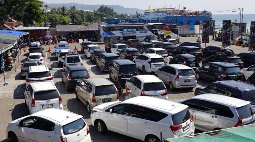 Puncak Arus Balik Pelabuhan Penyeberangan Ketapang Meningkat, ASDP Jaga Layanan Tetap Terkendali