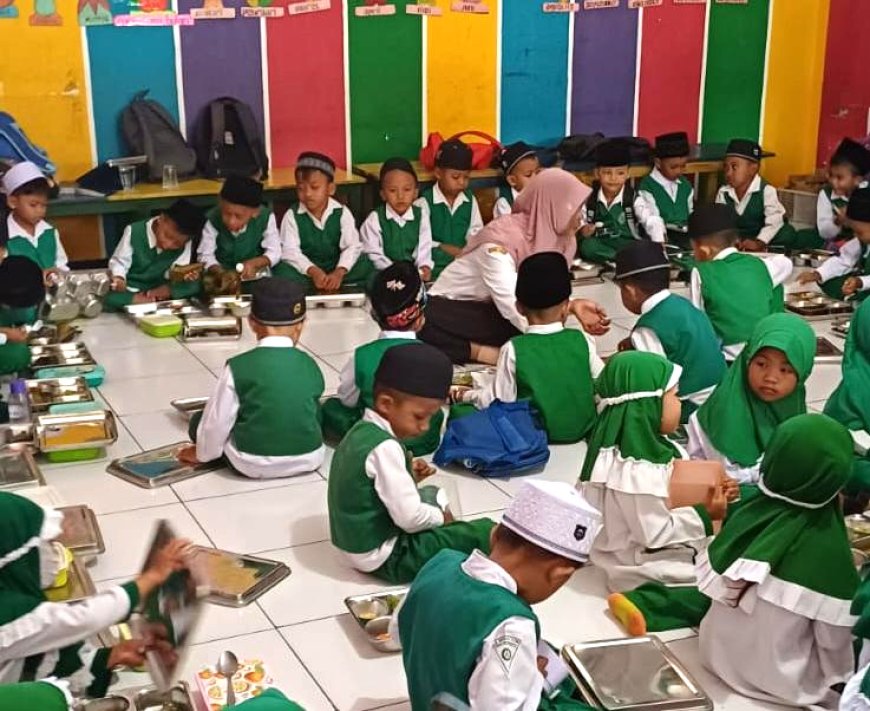 Distribusi MBG Padasan Bondowoso Hadirkan Menu Tradisi Pasca Lebaran, Siswa Sambut Meriah