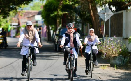 Naik Sepeda Kayuh ke Kantor, Bupati Ipuk Fiestiandani Ajak ASN Banyuwangi Hemat BBM