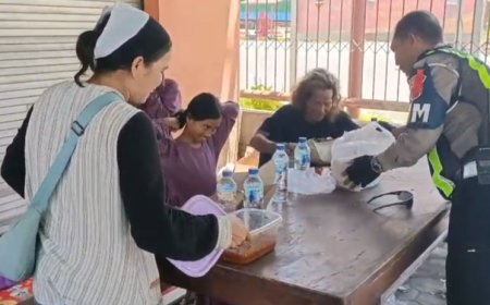 Di Tengah Kemacetan Akses Pelabuhan Ketapang,  Satlantas Polresta Banyuwangi Berbagi Makan Siang dan Edukasi Keselamatan bagi Pengendara