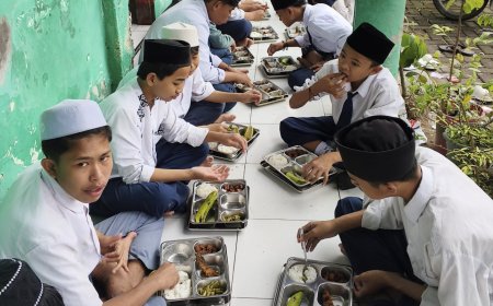 Kepala MTs Nurul Ichlas Nilai Program Makanan Bergizi di Pasarejo Bondowoso dari SPPG Tumpeng Tingkatkan Semangat Belajar Siswa