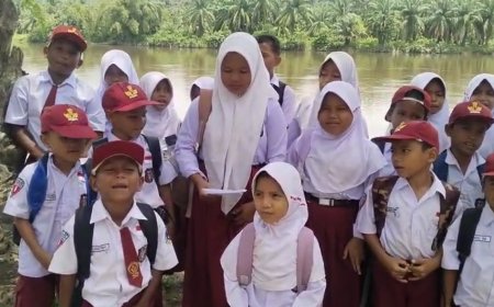 Jembatan Roboh, Siswa SD di Aceh Singkil Bertaruh Nyawa ke Sekolah