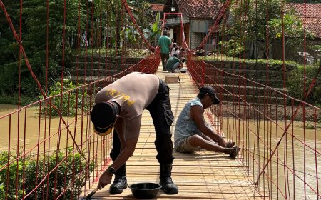 Jembatan Gantung Rusak Diperbaiki, Polres Sampang Turun Tangan Bersama Warga