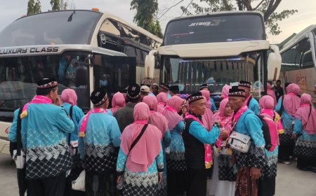 267 Jemaah Haji KBIH Darul Fiqhi Lamongan Diberangkatkan dari Stadion Surajaya