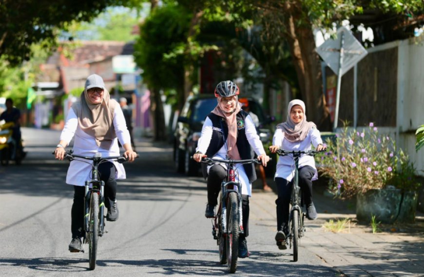 Naik Sepeda Kayuh ke Kantor, Bupati Ipuk Fiestiandani Ajak ASN Banyuwangi Hemat BBM