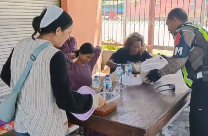 Di Tengah Kemacetan Akses Pelabuhan Ketapang,  Satlantas Polresta Banyuwangi Berbagi Makan Siang dan Edukasi Keselamatan bagi Pengendara