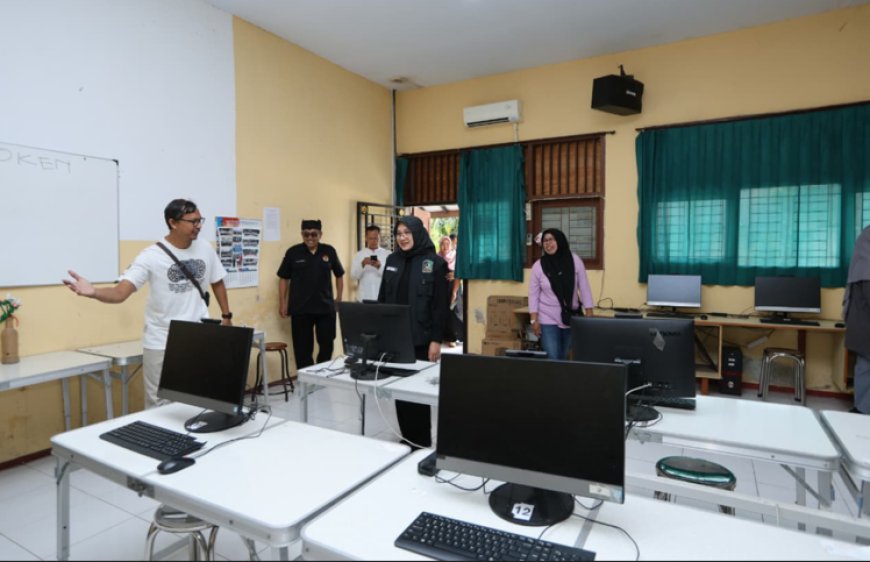 Jelang Pelaksanaan Tes Kemampuan Akademik Jenjang SMP, Bupati Ipuk Fiestiandani Cek Persiapan Perangkat dan Jaringan Internet