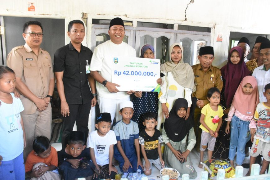 Keluarga Guru Ngaji di Besuki Terima Santunan Kematian Rp42 Juta, Bupati Situbondo Antar Langsung