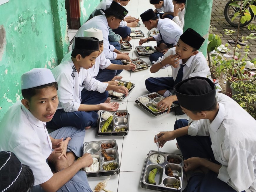 Kepala MTs Nurul Ichlas Nilai Program Makanan Bergizi di Pasarejo Bondowoso dari SPPG Tumpeng Tingkatkan Semangat Belajar Siswa