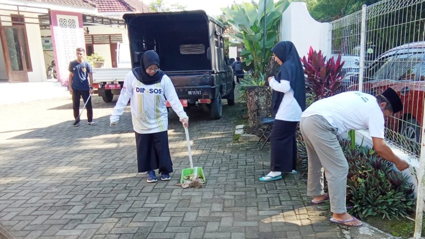 Maknai Hari Kartini Lewat Aksi Nyata, Dinsos Jember Bersih Lingkungan