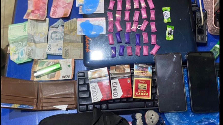 Polisi Tangkap Dua Pria di Kecamatan Sempu Banyuwangi, Puluhan Paket Kecil Sabu Disita