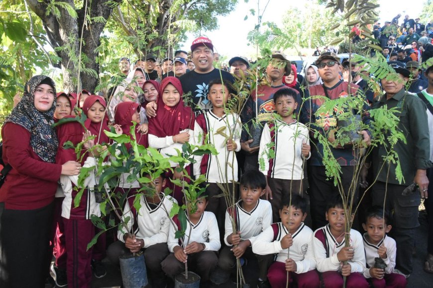 Hari Bumi Sedunia, 20 Ribu Pohon Ditanam, Bupati Situbondo: Menyelamatkan Bumi Harus Dimulai dari Individu