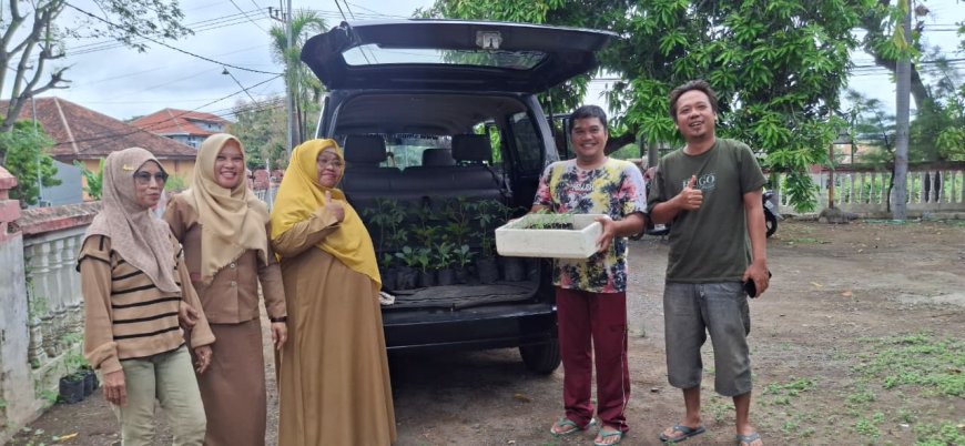 BSI Situbondo Salurkan 100 Bibit Tanaman untuk Edukasi Siswa SMP 1