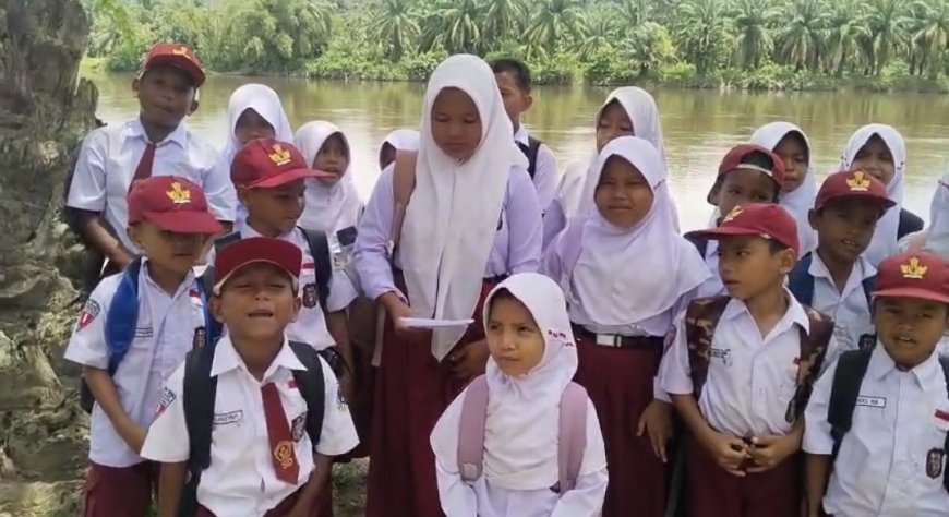 Jembatan Roboh, Siswa SD di Aceh Singkil Bertaruh Nyawa ke Sekolah