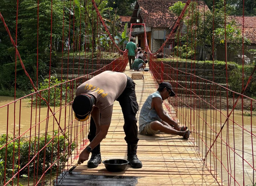 Jembatan Gantung Rusak Diperbaiki, Polres Sampang Turun Tangan Bersama Warga