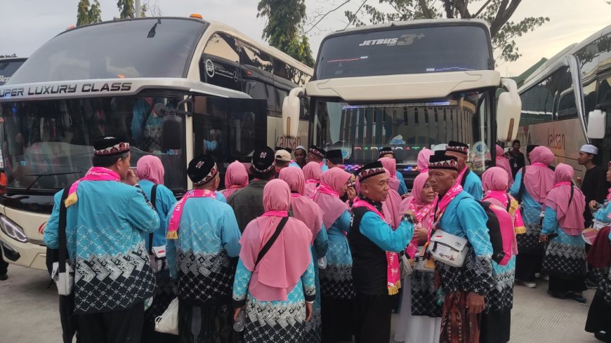 267 Jemaah Haji KBIH Darul Fiqhi Lamongan Diberangkatkan dari Stadion Surajaya