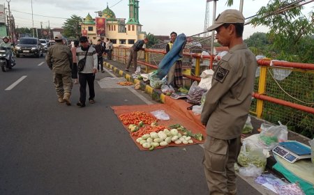 Satpol PP Jember Tertibkan PKL Gladak Kembar, Arus Lalu Lintas Jadi Prioritas
