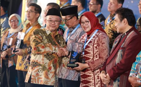Bupati Banyuwangi Ipuk Fiestiandani Raih Dua Penghargaan Pendidikan dari Mendikdasmen RI
