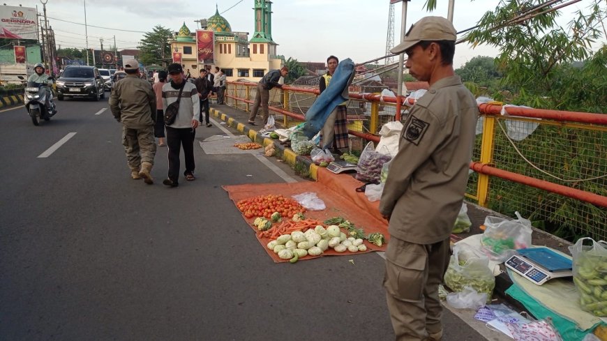 Satpol PP Jember Tertibkan PKL Gladak Kembar, Arus Lalu Lintas Jadi Prioritas