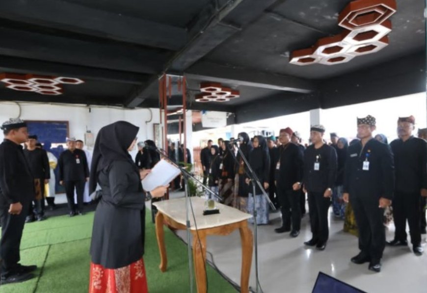 Bupati Ipuk Fiestiandani Lantik Tiga Kepala Dinas di Pasar Rogojampi