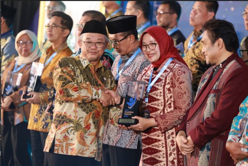 Bupati Banyuwangi Ipuk Fiestiandani Raih Dua Penghargaan Pendidikan dari Mendikdasmen RI