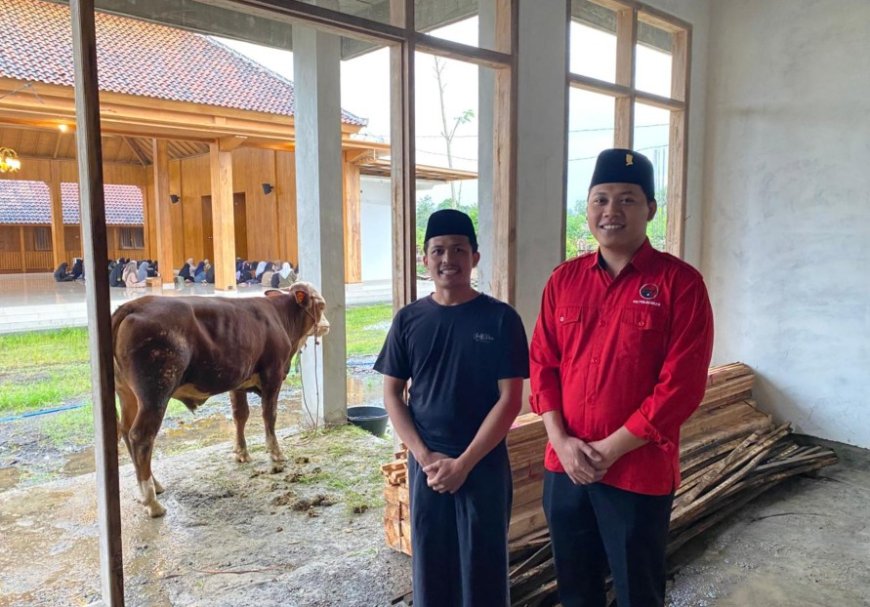 Bentuk Kepedulian Sosial, DPC PDI Perjuangan Banyuwangi Serahkan Hewan Kurban ke Ponpes dan Masjid
