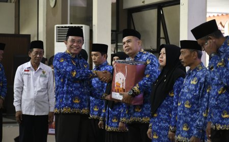 Bupati Hamid Bagikan Seribu Seragam, Dorong Pendidikan dan Gerakan Zakat