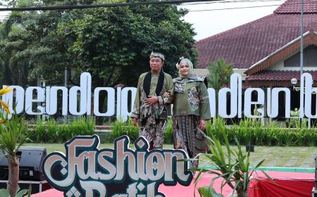 Bupati Bondowoso dan Istri Tampil di Fashion Show Batik Muslim Festival Muharram
