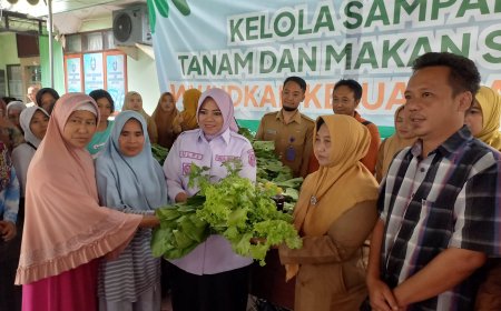 Petani Milenial dan BSI Situbondo Bagikan Sayur Organik serta Pupuk Cair Gratis Warga