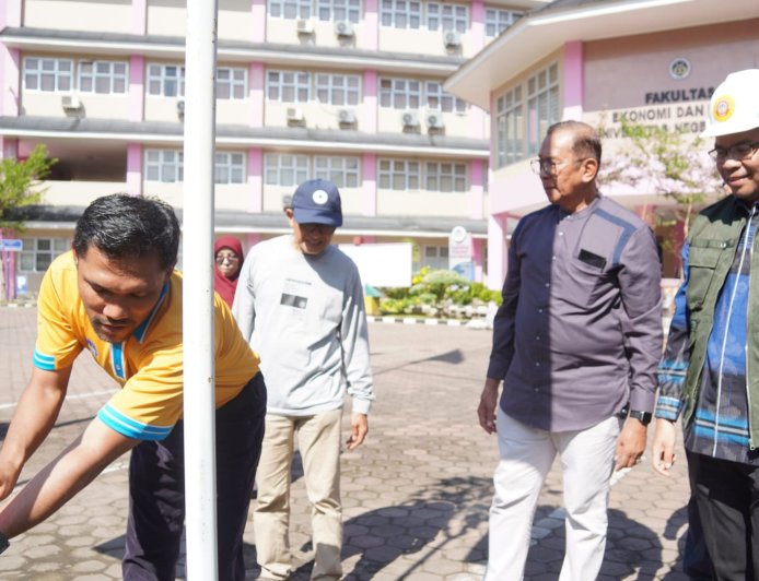 FEB UNP Tanam 75 Pohon, Perkuat Komitmen Wujudkan Kampus Hijau Berkelanjutan