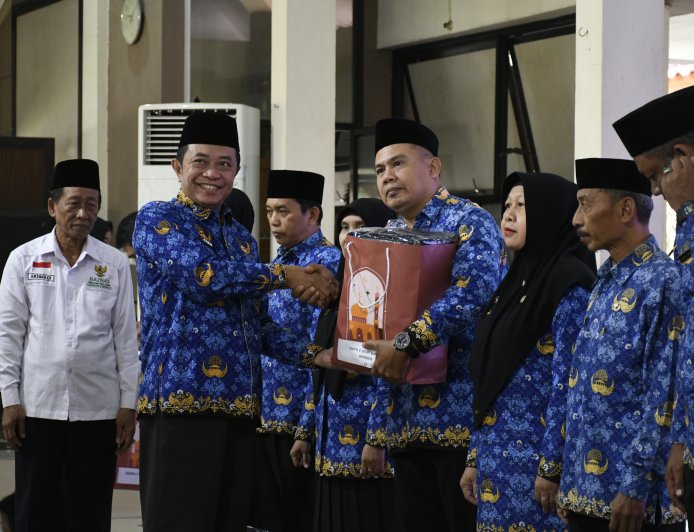 Bupati Hamid Bagikan Seribu Seragam, Dorong Pendidikan dan Gerakan Zakat