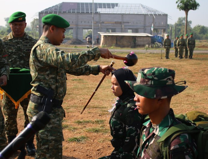 Tradisi Air Bunga Sambut Prajurit Baru Yonif TP 837 Bangun Jiwa Korsa Tangguh