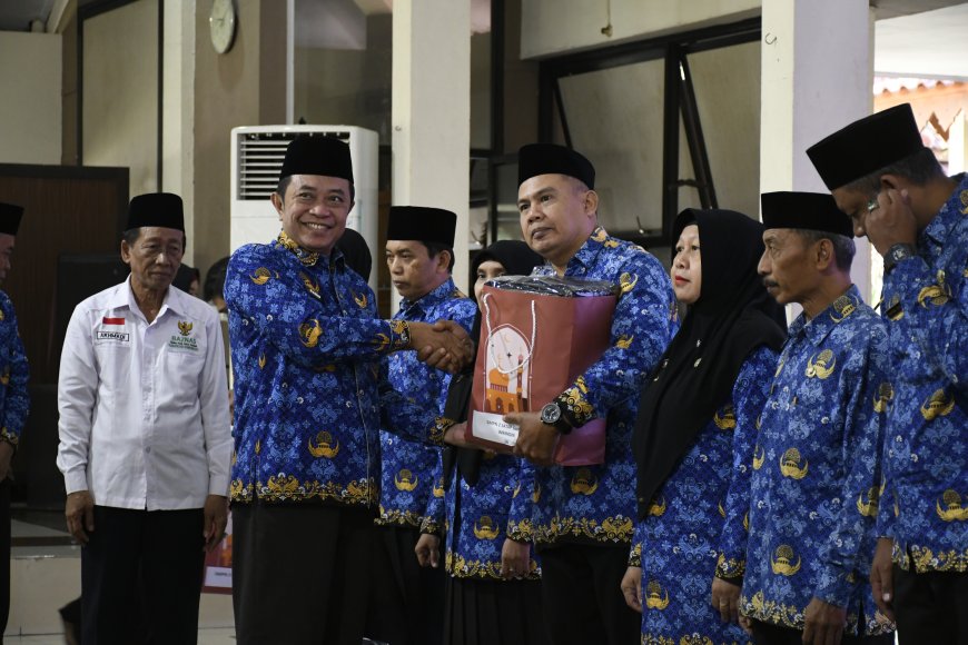Bupati Hamid Bagikan Seribu Seragam, Dorong Pendidikan dan Gerakan Zakat