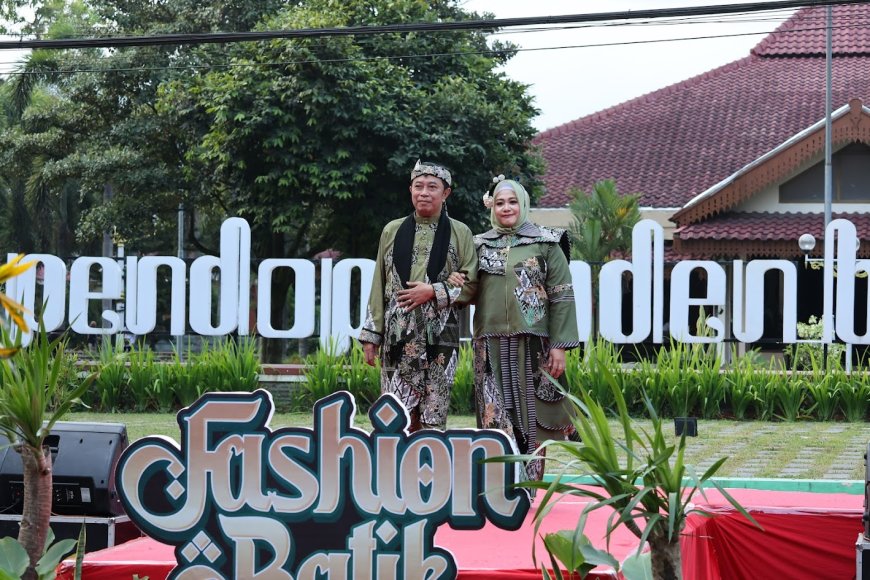 Bupati Bondowoso dan Istri Tampil di Fashion Show Batik Muslim Festival Muharram