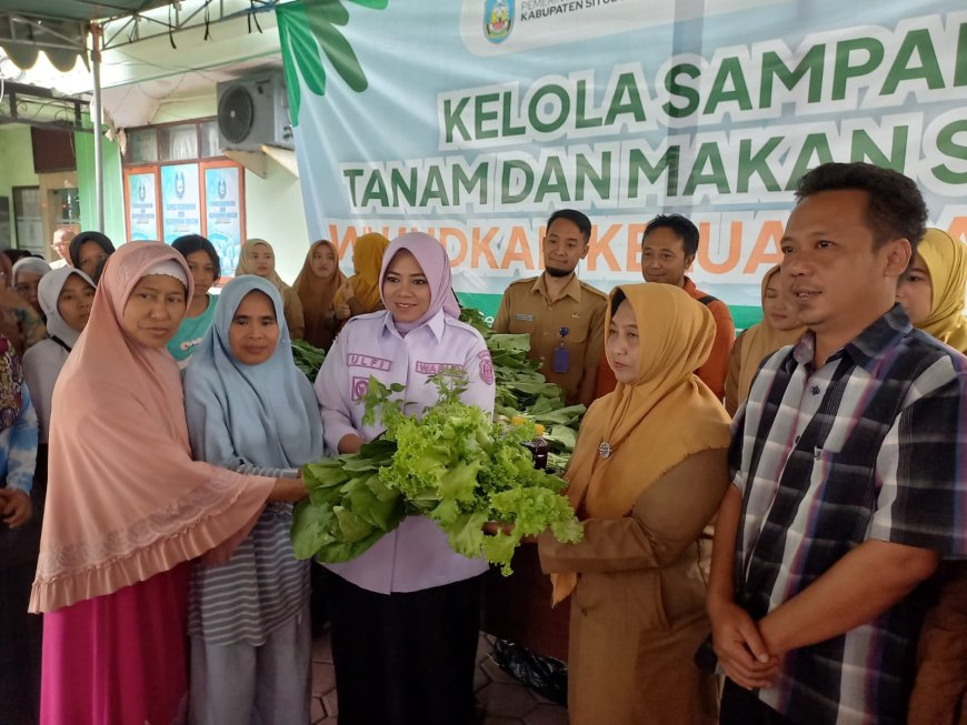 Petani Milenial dan BSI Situbondo Bagikan Sayur Organik serta Pupuk Cair Gratis Warga