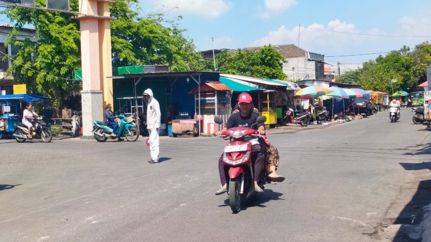 Warga Perumtas 3 Sidoarjo Adukan Pasar Minggu ke Bupati