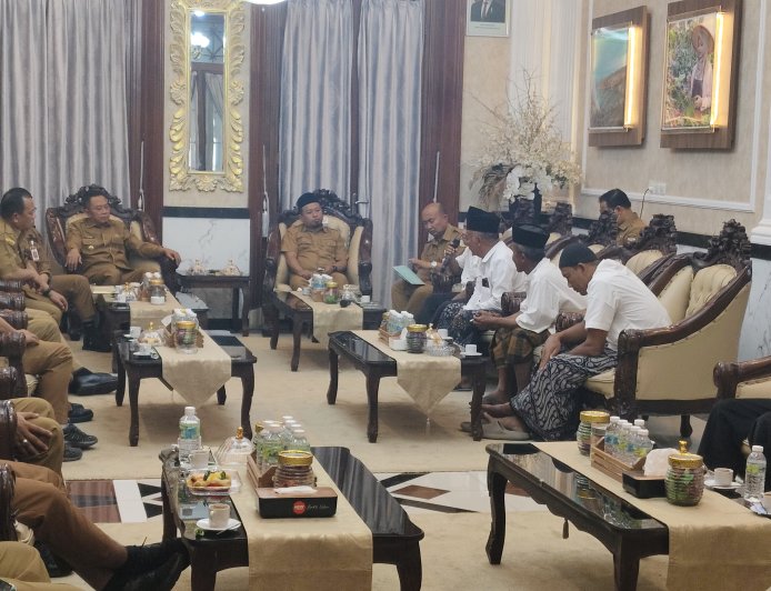 Audiensi ke Bupati Bondowoso, Warga Ramban Kulon Minta Kades Diberhentikan