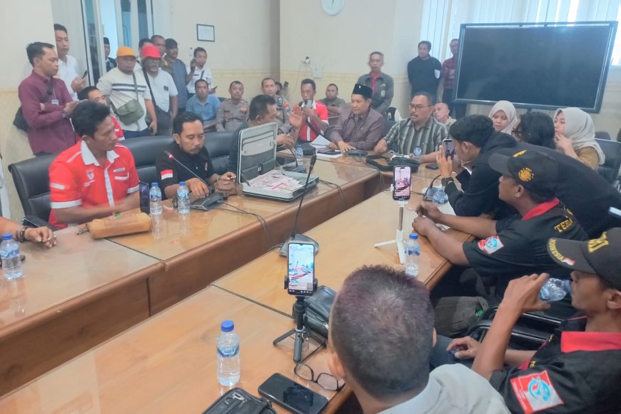 LSM Geruduk DPRD Situbondo, Sikapi Pernyataan Penjualan Ternak Demi Biaya Berobat Warga