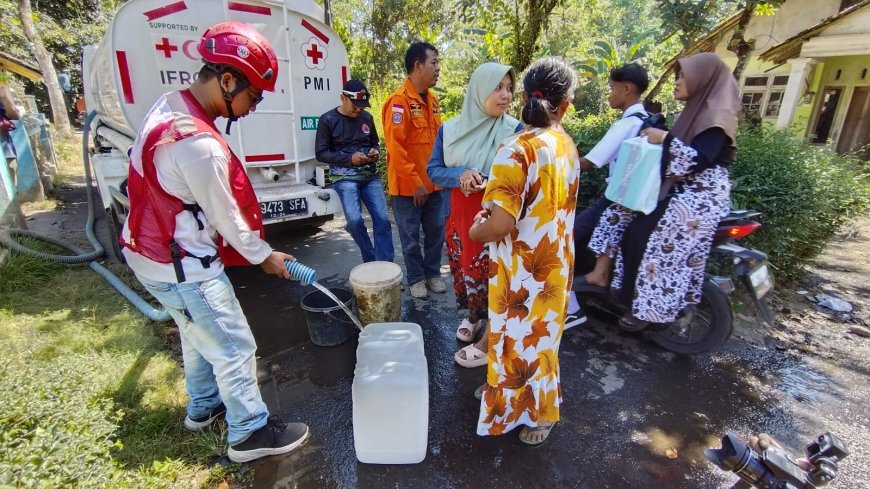 PMI Jember Siaga Hadapi Kemarau, Distribusi Air Bersih ke Pakusari Dilakukan Tiap Dua Hari