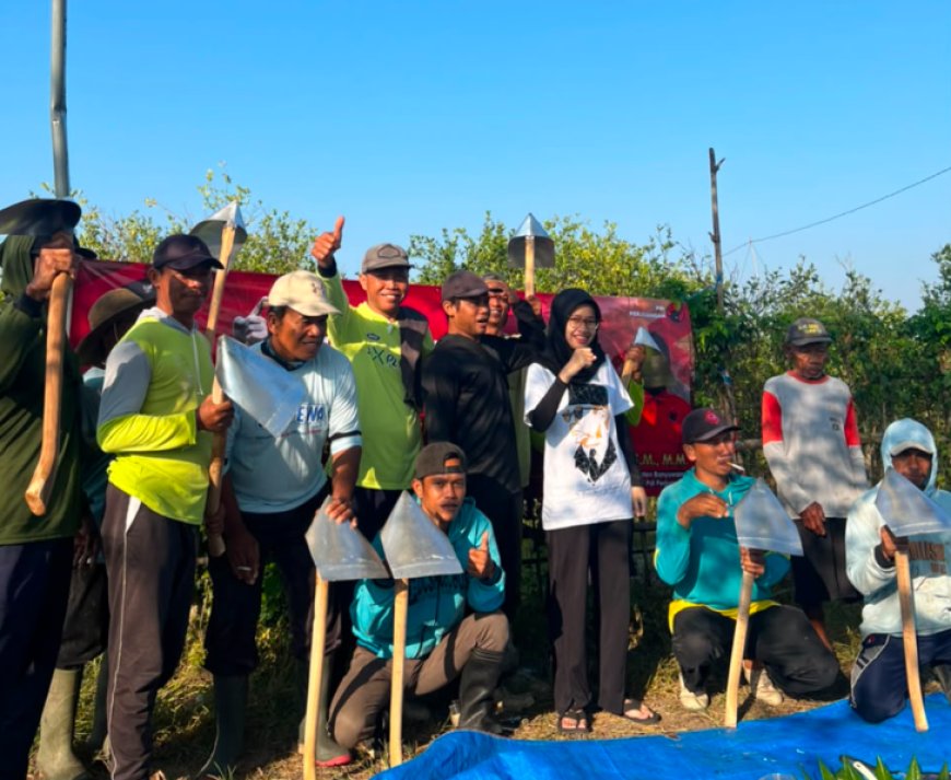 Bulan Bung Karno, Anggota DPRD Banyuwangi Fraksi PDI Perjuangan Dhea Sartika Gelar Doa Bersama dan Bagikan Alat Pertanian