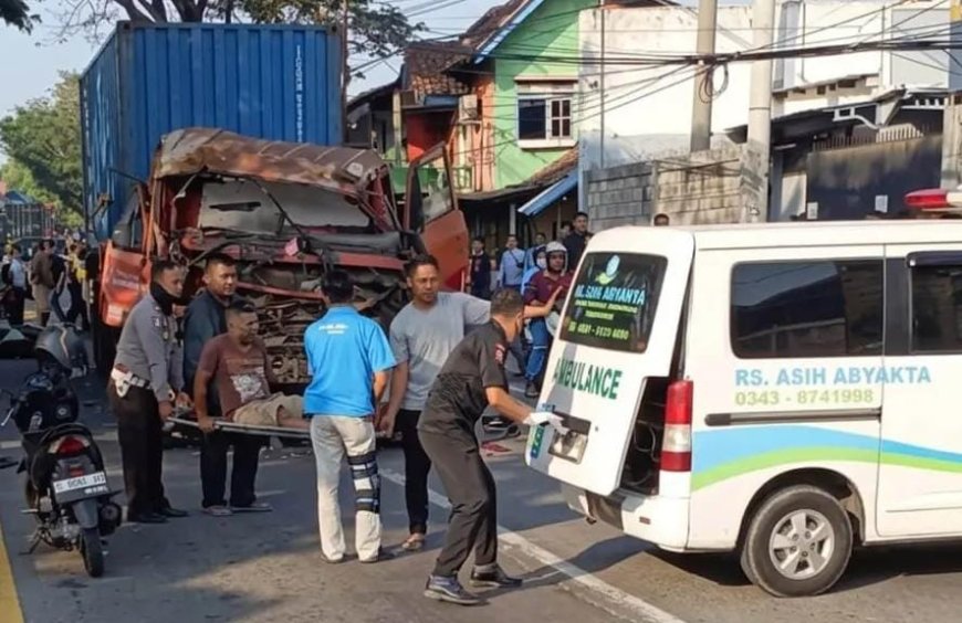 Diduga Rem Blong, Truk Kontainer Libas Lima Motor, Tiga Tewas di Pandaan Pasuruan