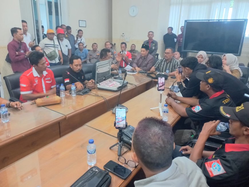 LSM Geruduk DPRD Situbondo, Sikapi Pernyataan Penjualan Ternak Demi Biaya Berobat Warga