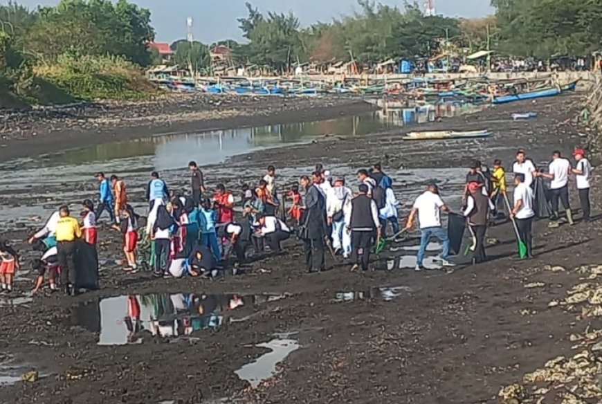 Kemendagri bersama Pemkab Banyuwangi Gelar Gerakan Indonesia Asri , Ribuan Peserta Berpartisipasi Bersihkan Pantai Ancol Plengsengan