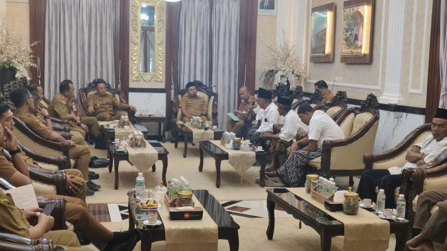 Audiensi ke Bupati Bondowoso, Warga Ramban Kulon Minta Kades Diberhentikan